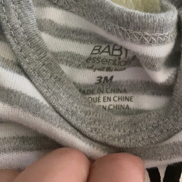 Adorable one piece romper - Picture 2 of 3